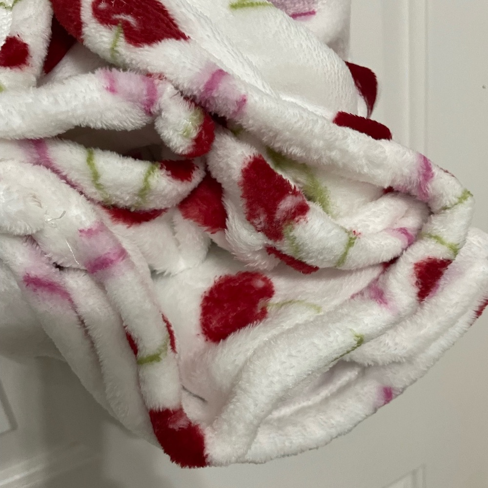 Plush cherry throw blanket - Picture 4 of 4